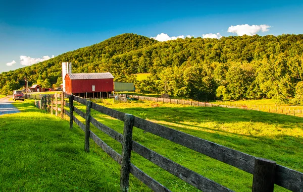 Granero y campos en una granja en el valle de Shenandoah, Virginia . — Foto de Stock