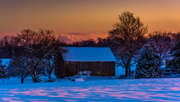 Celeiro ao pôr do sol durante o inverno, no condado rural de York, Pensilvânia — Fotografia de Stock