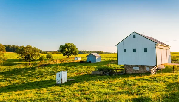 Celeiro em uma fazenda no Condado de York rural, Pensilvânia . — Fotografia de Stock