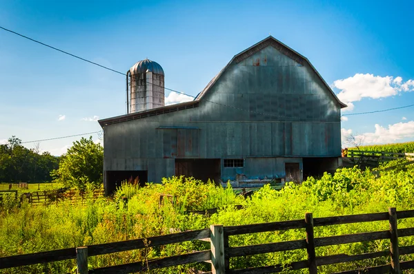 Celeiro em uma fazenda no Vale do Shenandoah, Virgínia . — Fotografia de Stock