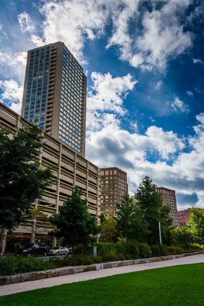 Hermoso cielo y alto edificio moderno en Boston, Massachusetts . — Foto de Stock