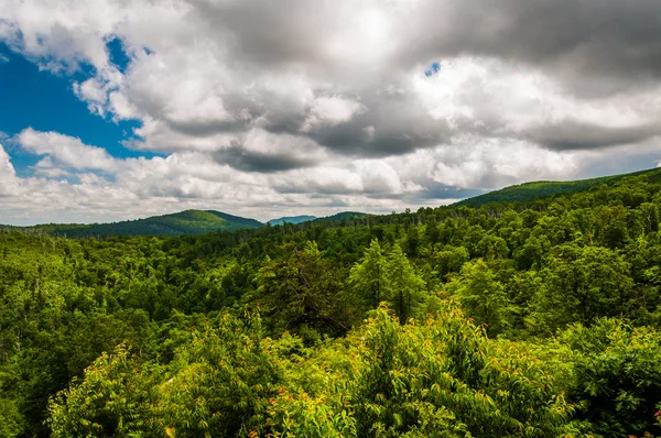 Hermosas nubes de verano sobre las montañas Apalaches en Shenan — Foto de Stock