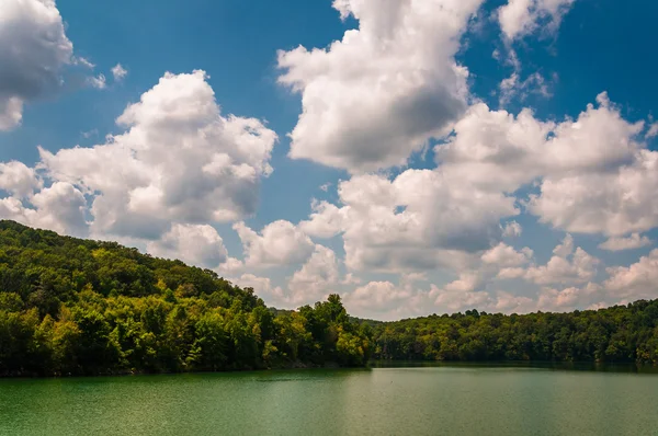 Beautiful summer sky over Prettyboy Reservoir, in Baltimore Coun — Stock Photo, Image