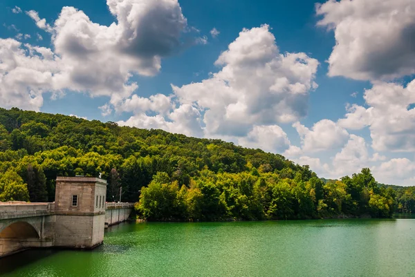 Beautiful summer sky over Prettyboy Reservoir and Dam, in Baltim — Stock Photo, Image