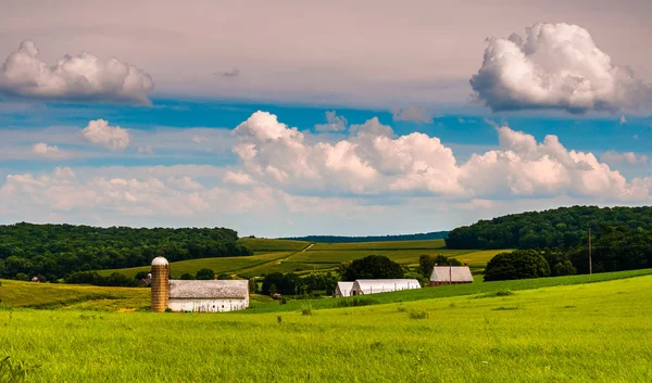 Krásné letní obloha nad stáje a farmy polí v jižním york — Stock fotografie