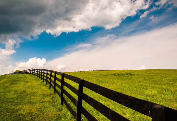 Hermoso cielo de verano sobre valla y campo en el sur de York Conde — Foto de Stock