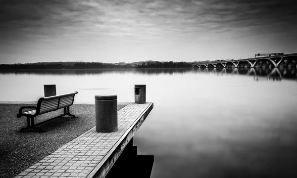 Panchina lungo il fiume Potomac, ad Alessandria, Virginia . — Foto Stock