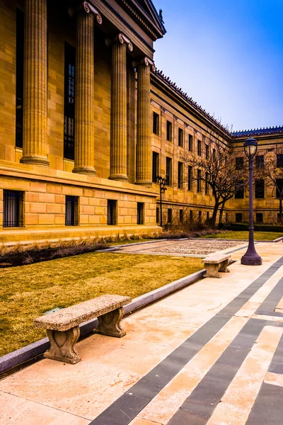 Bench and exterior of the Art Museum in Philadelphia, Pennsylvan — Stock Photo, Image