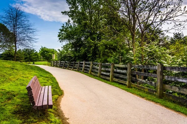 Ława i ogrodzenia wzdłuż ścieżki w centennial park w columbia, mar — Zdjęcie stockowe