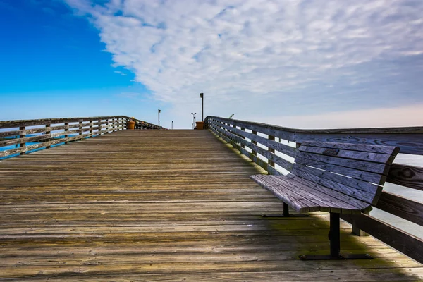 Ławka na molo w chesapeake beach, maryland. — Zdjęcie stockowe