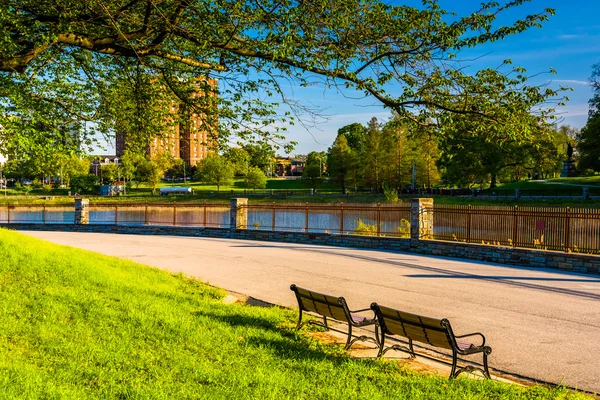 Bancos en Druid Hill Park en Baltimore, Maryland . — Foto de Stock