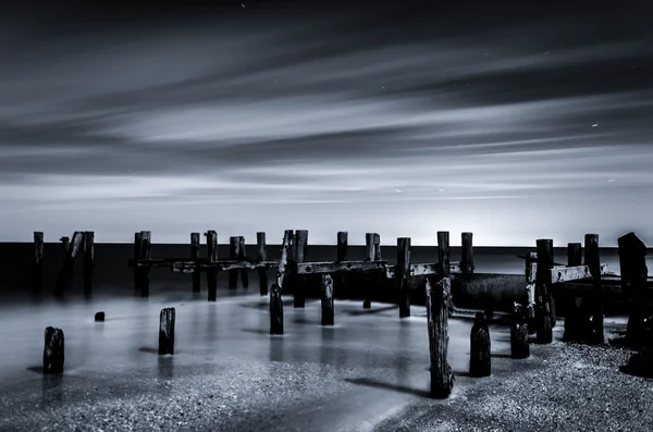 Black and white long exposure of pier pilings in the Delaware Ba — Stock Photo, Image