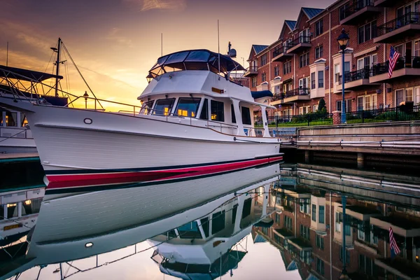 Boot en waterfront flatgebouwen weerspiegeling in het water aan zonnen — Stockfoto