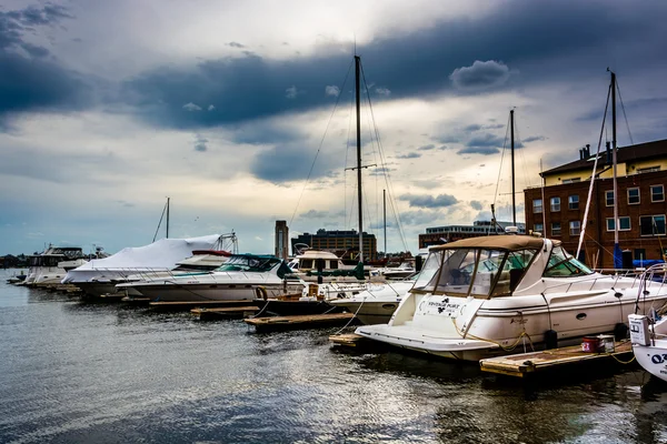 Barcos em uma marina em Fells Point, Baltimore, Maryland . — Fotografia de Stock