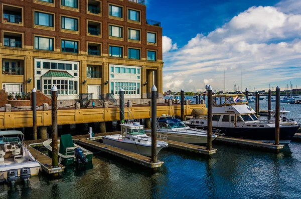 Łodzie zadokowany przy rowes wharf w Bostonie, massachusetts. — Zdjęcie stockowe