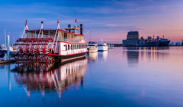 Boats in Canton at sunset, Baltimore, Maryland. — Stock Photo, Image