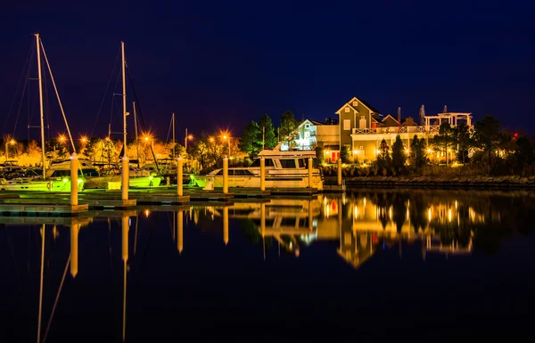 Boats reflecting at night at the Bay Bridge Marina in Kent Islan — Stock Photo, Image