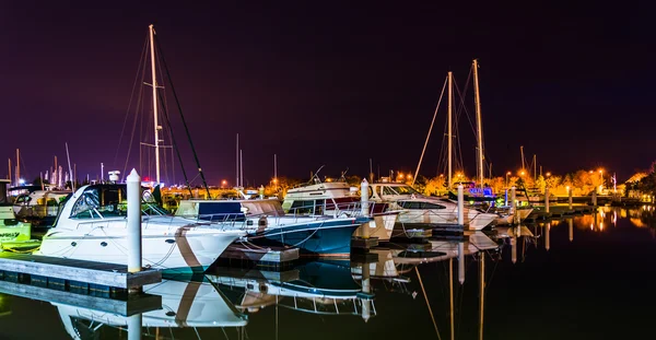 Bir Marina kent Isla üzerinde gece, suya yansıtan tekneler — Stok fotoğraf