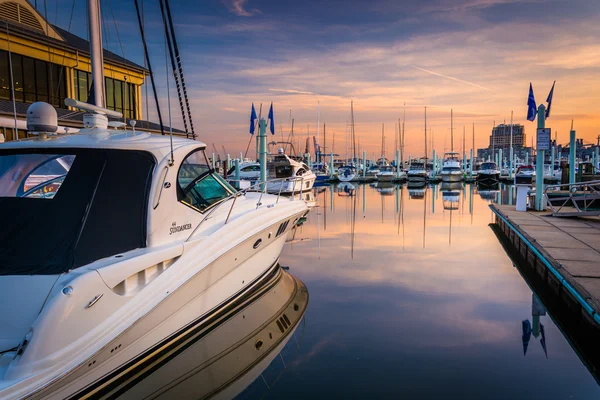 Lodě, které jsou odrazem ve vodě při západu slunce, v kantonu, baltimore, m — Stock fotografie