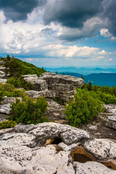 Piedras y vista oriental de las montañas Apalaches desde Oso — Foto de Stock