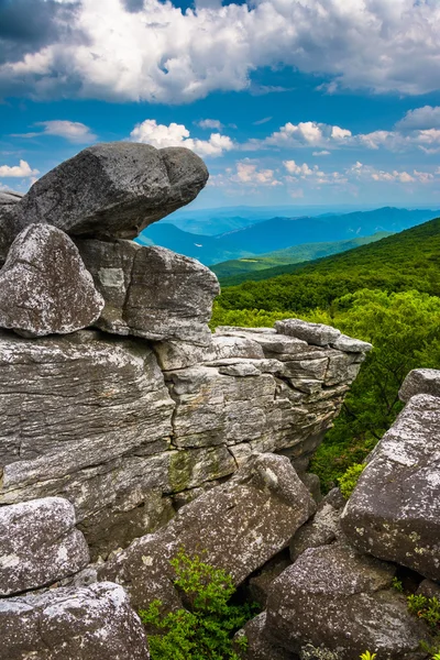 Boulders and eastern view of the Appalachian Mountains from Bear — Stock Photo, Image