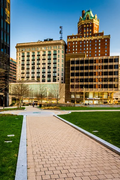 Ziegelsteinweg und Gebäude in der Innenstadt von Baltimore, Maryland. — Stockfoto