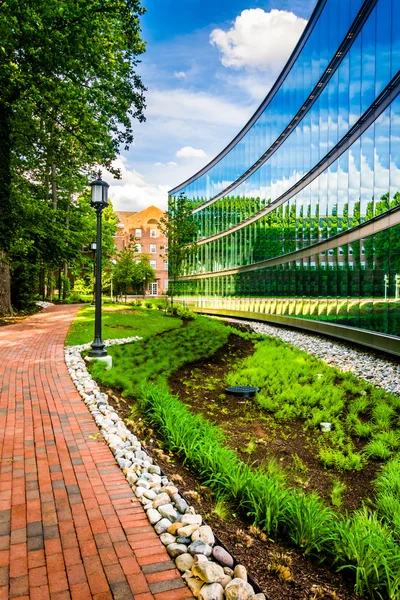 Jardín y edificio moderno en la Universidad John Hopkins en Baltimo — Foto de Stock