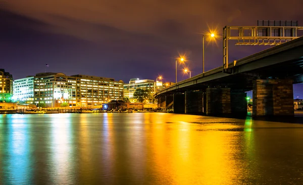 桥梁和建筑物沿华盛顿通道在夜里，在 w — 图库照片
