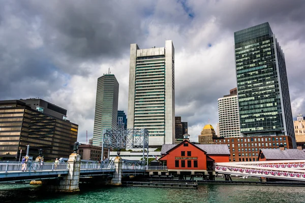 Brug en de boston skyline gezien vanuit fort punt. — Stockfoto