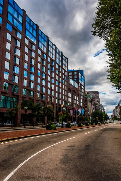 Building along a divided street in Boston, Massachusetts . — стоковое фото