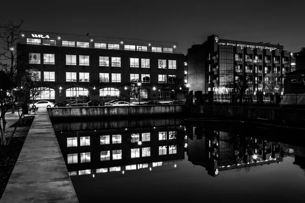 Gebouw weerspiegeling in het water's nachts in baltimore, maryland — Stockfoto