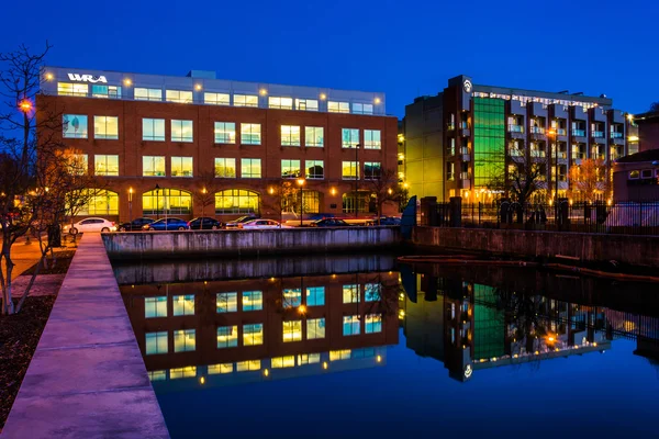 Edificio reflejado en el agua por la noche en Baltimore, Maryland — Foto de Stock