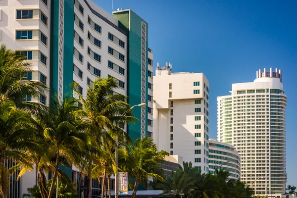 Prédios ao longo Collins Avenue em Miami Beach, Flórida . — Fotografia de Stock