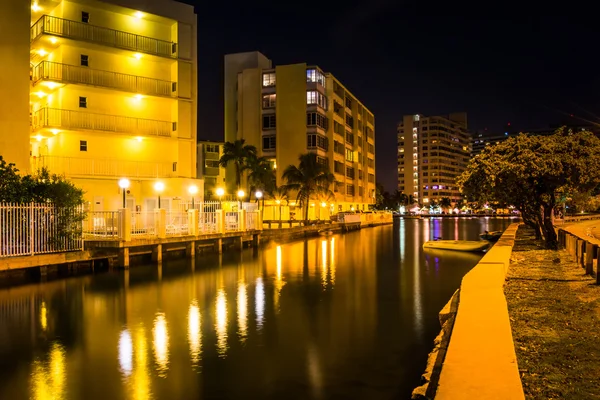 Byggnader längs collins kanalen på natten i miami beach, florida. — Stockfoto