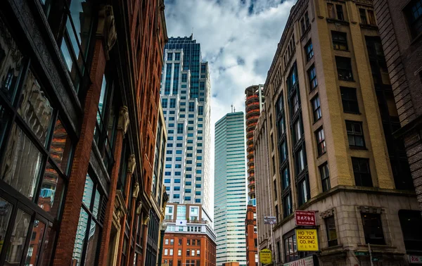 Gebouwen langs essex straat in boston, massachusetts. — Stockfoto