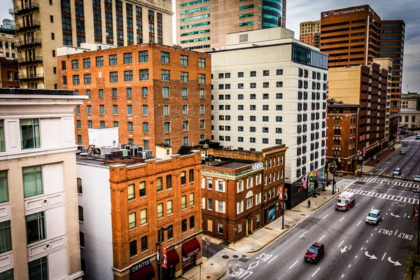 Buildings along Lombard Street seen from a parking garage in Bal — Stock Photo, Image