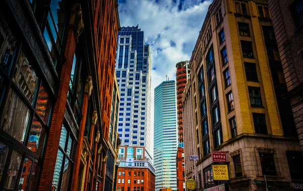 Edificios a lo largo de Essex Street en Boston, Massachusetts . — Foto de Stock