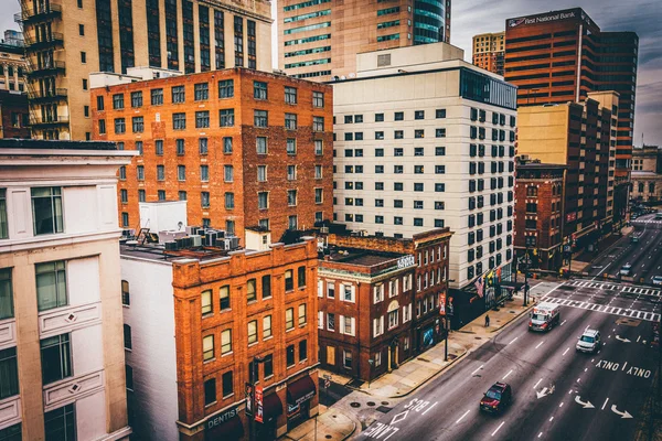 Edificios a lo largo de Lombard Street vistos desde un garaje en Bal — Foto de Stock