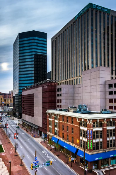 Buildings along Lombard Street, seen from a parking garage in Ba — Stock Photo, Image