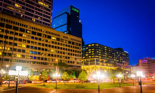 Buildings along Pratt Street at night in Baltimore, Maryland. — Stock Photo, Image