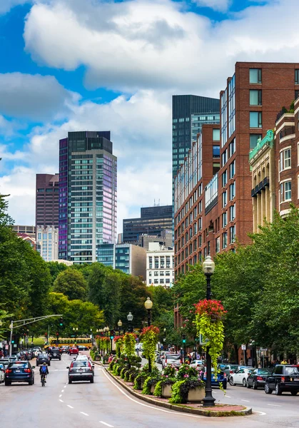 Buildings along a divided street in Boston, Massachusetts. — Stock Photo, Image