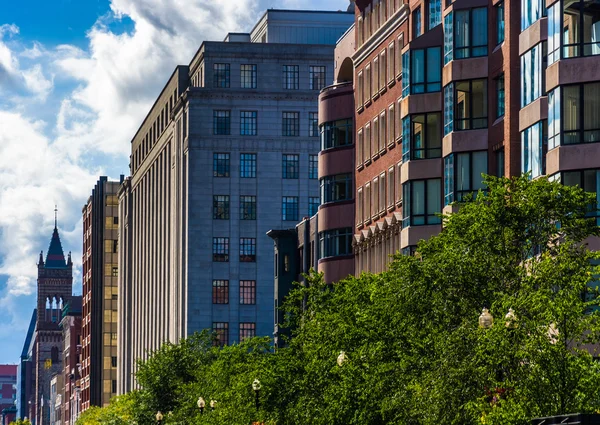 Byggnader längs en gata i boston, massachusetts. — Stockfoto