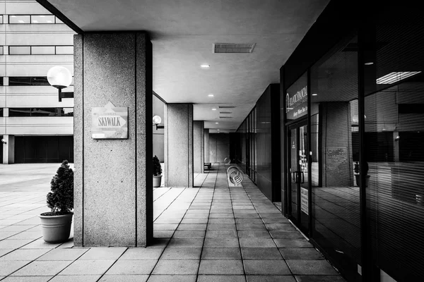 Buildings along the Charles Center Skywalk in downtown Baltimore — Stock Photo, Image