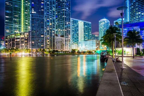 Bâtiments le long de la rivière Miami la nuit, au centre-ville de Miami, Flo — Photo