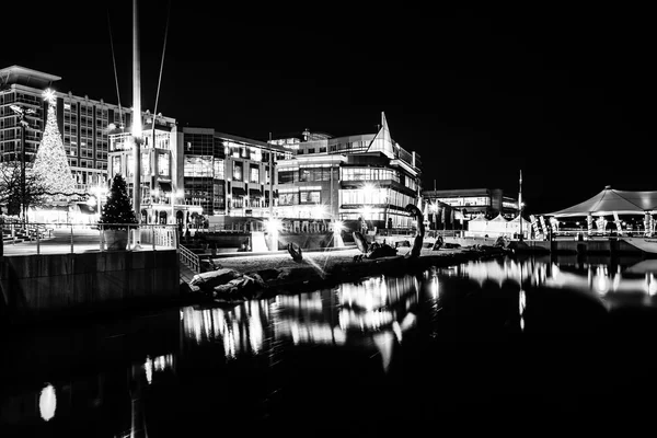 Будівлі вздовж набережної річки Потомак в нічний час, в нації — стокове фото