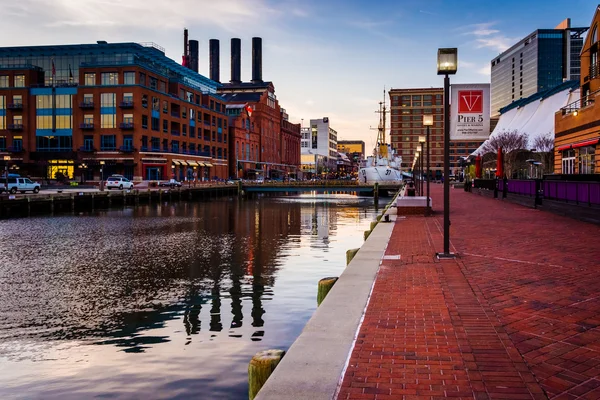 Edificios a lo largo del paseo marítimo en el puerto interior de Baltimore , — Foto de Stock