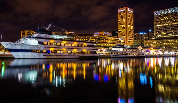 Binalar ve geceleri, bal iç limanda yansıtan tekneler — Stok fotoğraf