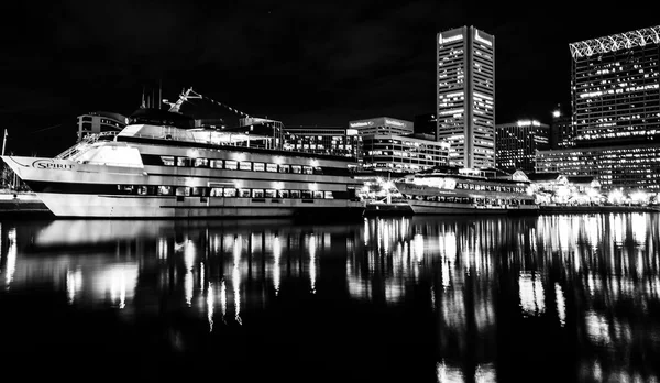 Buildings and boats reflecting in the Inner Harbor at night, Bal — Stock Photo, Image