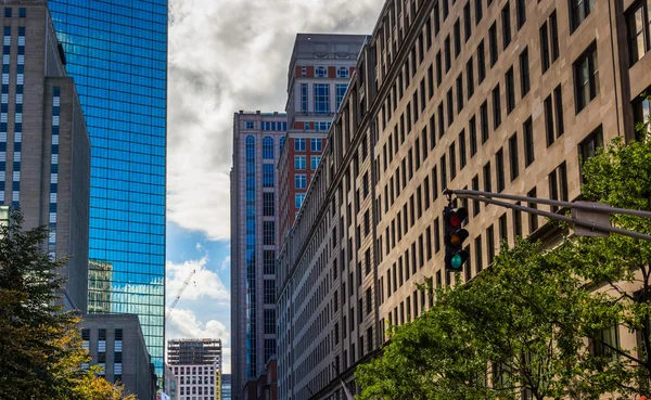 Edifícios e semáforos em uma rua em Boston, Massachusetts — Fotografia de Stock