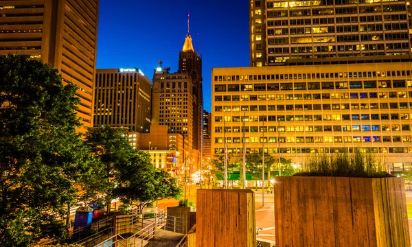Edificios de noche en el centro de Baltimore, Maryland . — Foto de Stock